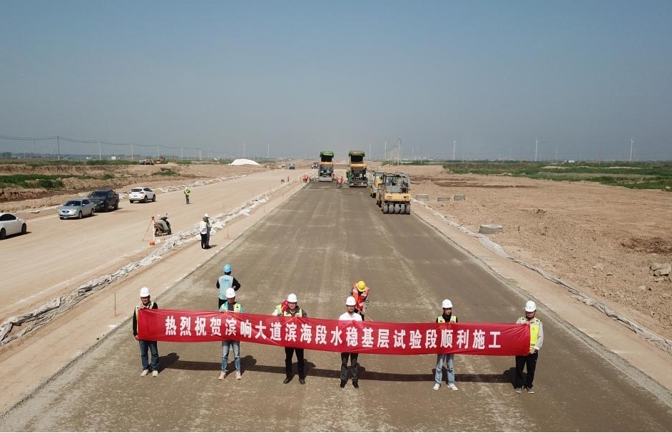 新進(jìn)展！濱響大道水穩(wěn)層開始鋪設(shè)1.jpg