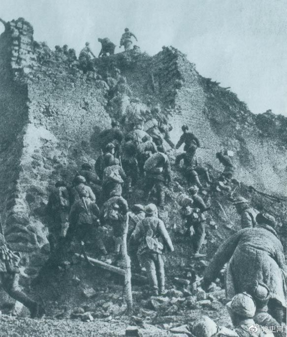 1948年12月，人民解放軍向新保安守?cái)嘲l(fā)起攻擊。這是解放軍戰(zhàn)士登上新保安城頭。 